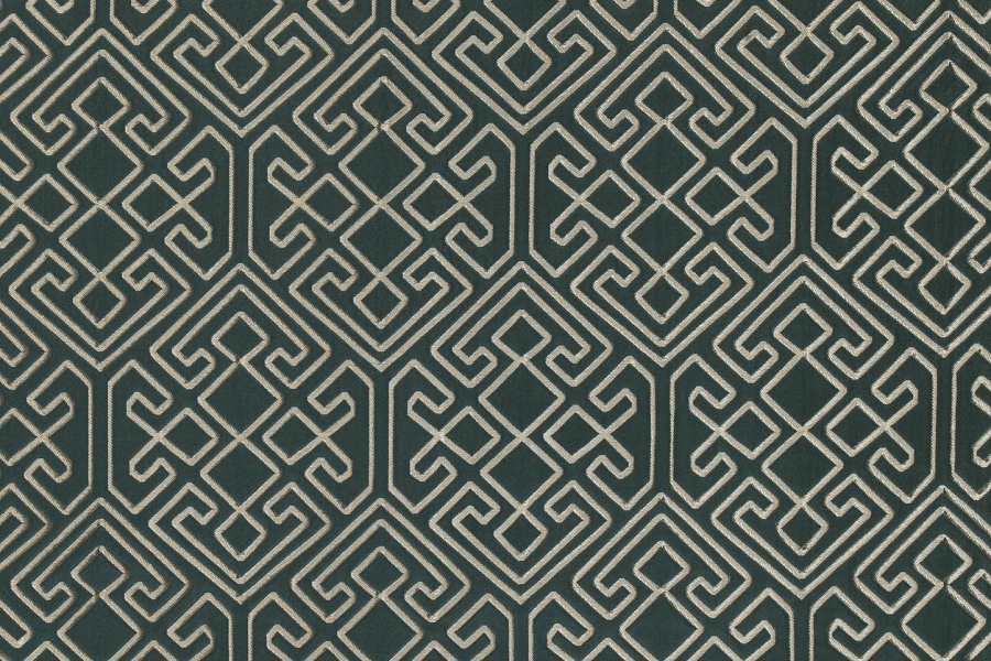 Crystal, modern geometrik desenleriyle yaşam alanlarına güçlü bir karakter ve sofistike bir dokunuş kazandıran döşemelik kumaştır.