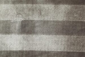 Seta — это обивочная ткань, которая привносит в жилые помещения утонченную элегантность и долговечность благодаря своей бархатной текстуре и насыщенным цветовым тонам.