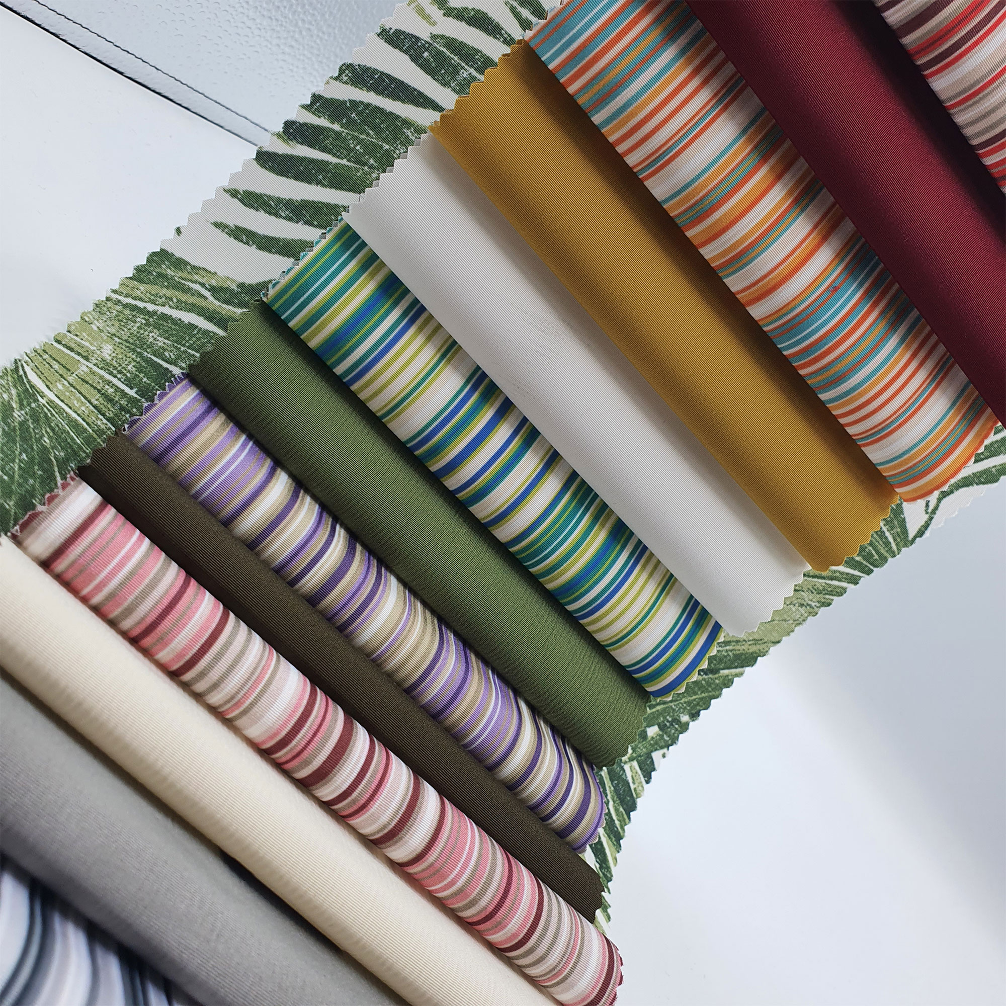 Rattan, çizgili ve düz renk alternatifleriyle yaşam alanlarına dinamizm ve modern bir enerji katan dayanıklı döşemelik kumaş koleksiyonudur.