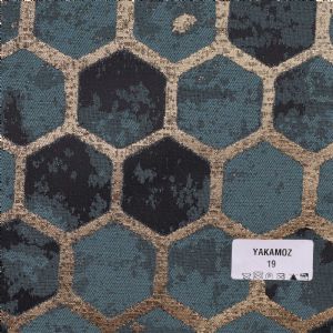 Yakamoz هي مجموعة خاصة من أقمشة التنجيد تضيف روعة وأناقة عصرية إلى مساحات المعيشة بتأثيراتها المعدنية وأنماطها المتطورة.